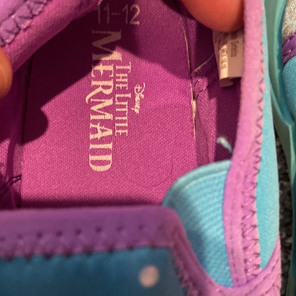 11–12 little girls,swim shoes-perfect for the lake/ ocean Disney little mermaid - Picture 4 of 13